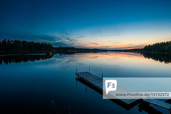 See und Holzsteg in der Morgendämmerung  Skelleftea  Lappland  Schweden