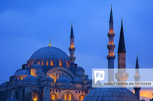 Dachausschnitt der Blauen Moschee Istanbul  Sultan-Ahmed-Moschee bei Nacht  Türkei