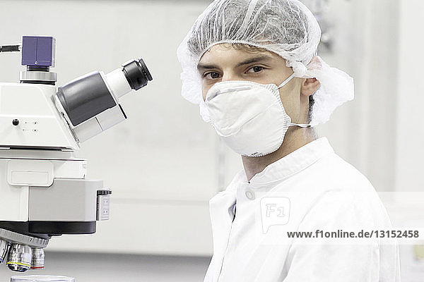 Wissenschaftlerin am Mikroskop im Labor