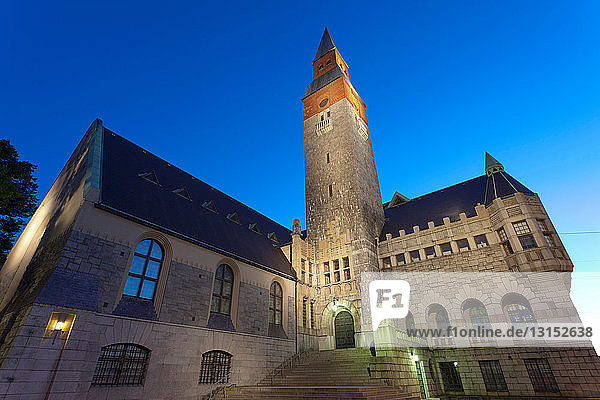 Beleuchtetes Steingebäude bei Nacht
