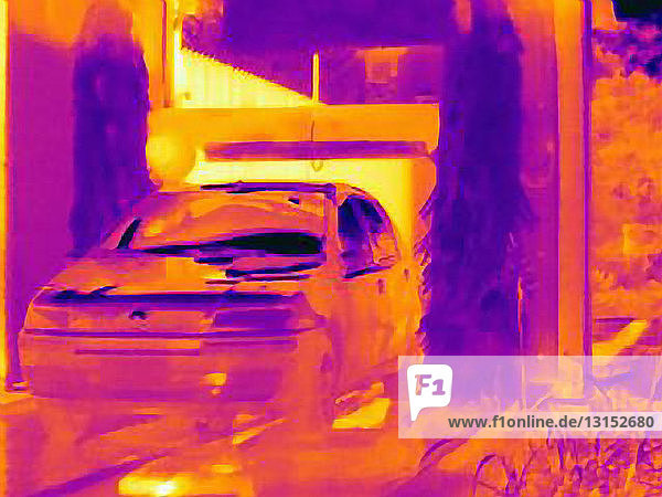 Wärmebild eines Autos in einer Autowaschanlage