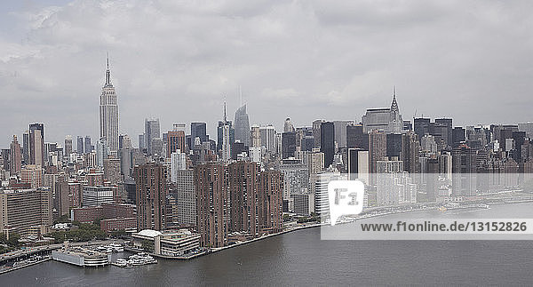 Luftaufnahme von Manhattan und dem Hudson River  New York  USA