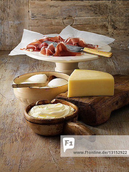 Italienische Käsesorten und Parmaschinken an Bord