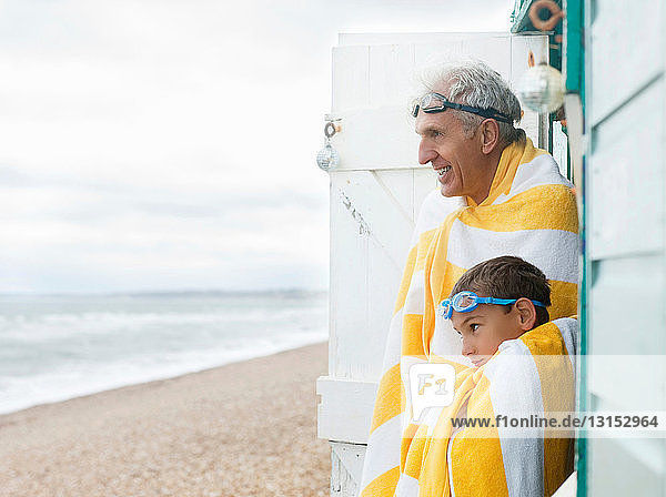 Großvater und Enkel bereit zum Schwimmen