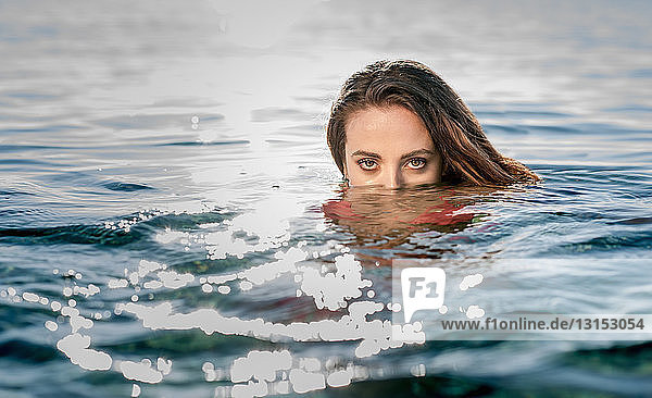 Porträt einer jungen Frau beim Schwimmen im Meer  Castiadas  Sardinien  Italien