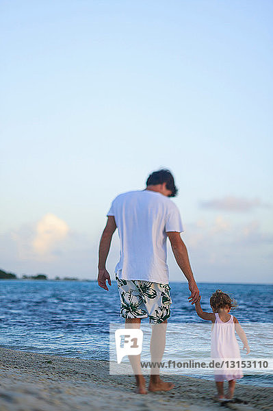 Vater und kleine Tochter am Strand