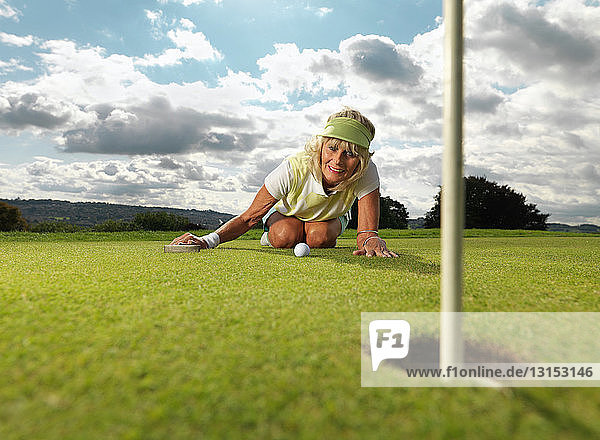 Reife Dame spielt Golf