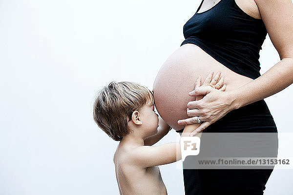 Junge mit schwangerer Mutter