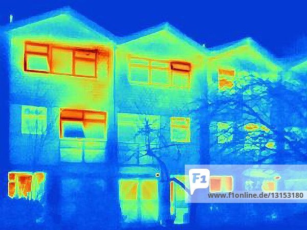 Wärmebild eines Hauses  das den Wärmeverlust durch offene Fenster zeigt