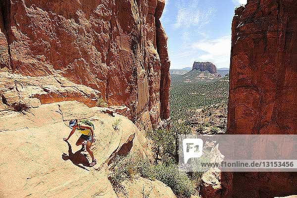 Weibliche Wanderin bei einer Felsformation in Sedona  Arizona  USA