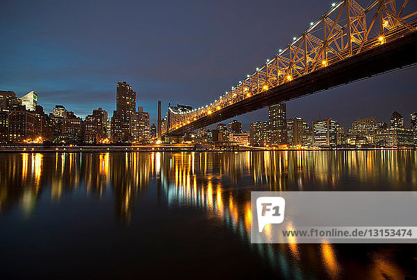 Ed Koch Queensboro Bridge at twilight  Roosevelt Island  New York City  USA