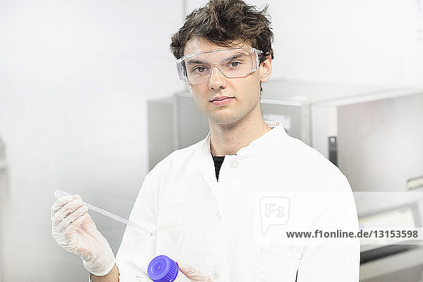 Wissenschaftlerin hält Pipette im Labor