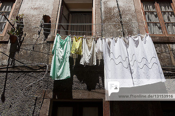 Vor den Häusern hängende Wäsche  Lissabon  Portugal