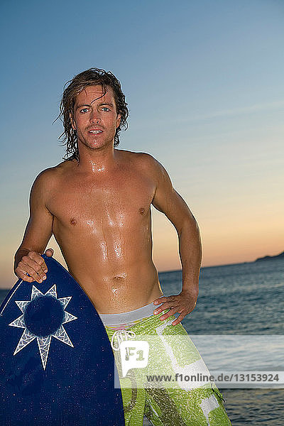 Porträt Surfer am Strand