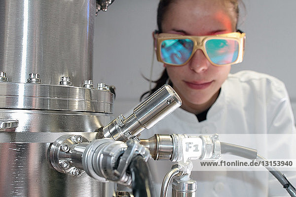 Wissenschaftlerin überwacht wissenschaftliche Geräte im Labor