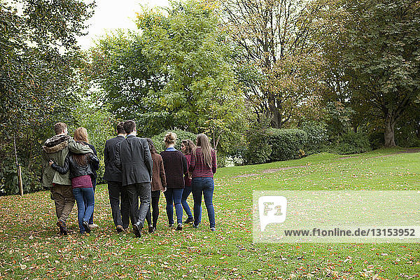 Studenten gehen gemeinsam im Park spazieren