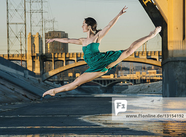 Junge Tänzerin springt in der Luft  Los Angeles  USA