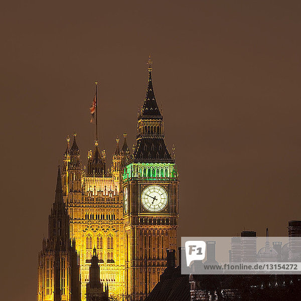 Big Ben und das Parlament bei Nacht beleuchtet