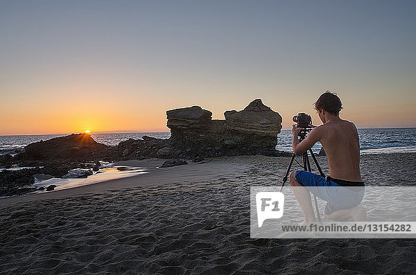 Jugendlicher beim Fotografieren  Table Rock Beach  Laguna Beach  Kalifornien  USA