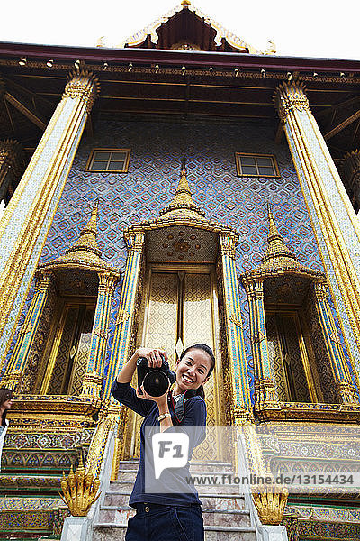Frau fotografiert in einem verzierten Tempel