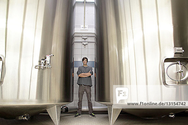 Porträt eines Mannes bei Fässern in einer Brauerei