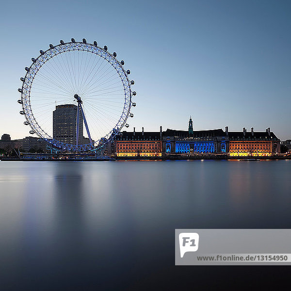 London Eye und Gebäude am stillen Fluss
