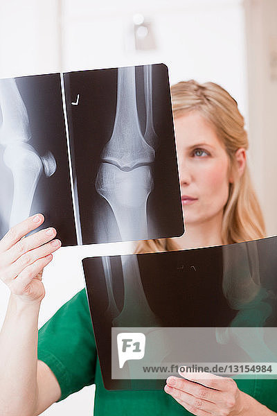 Ärztin beim Betrachten von Röntgenbildern