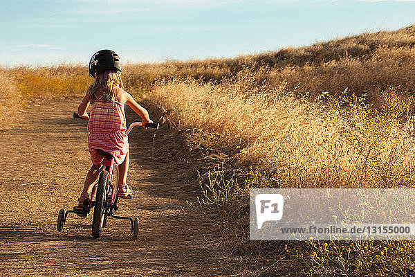 Mädchen beim Radfahren  Mt. Diablo State Park  Kalifornien  USA