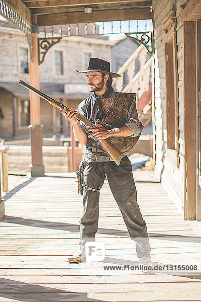 Porträt eines Cowboys mit einer Schrotflinte in einer Wildwest-Filmkulisse  Fort Bravo  Tabernas  Almeria  Spanien