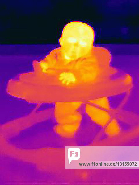 Wärmebild eines sechs Monate alten Jungen  der eine Lauflernhilfe benutzt