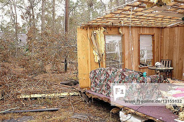 Wände und Decke eines Hauses werden weggeweht und legen das Wohnzimmer frei  nach dem Hurrikan Katrina  Sulphur  USA