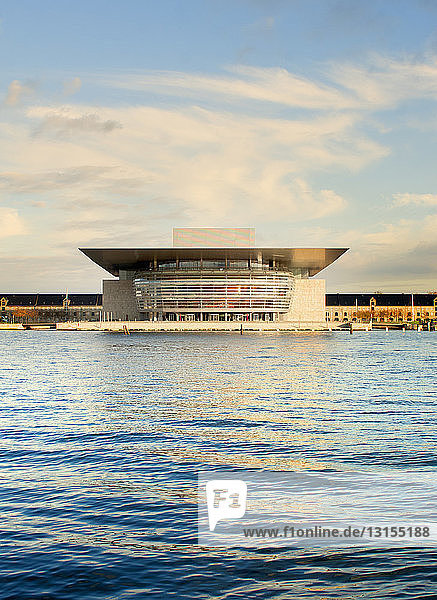 Opernhaus am Wasser  Kopenhagen  Dänemark