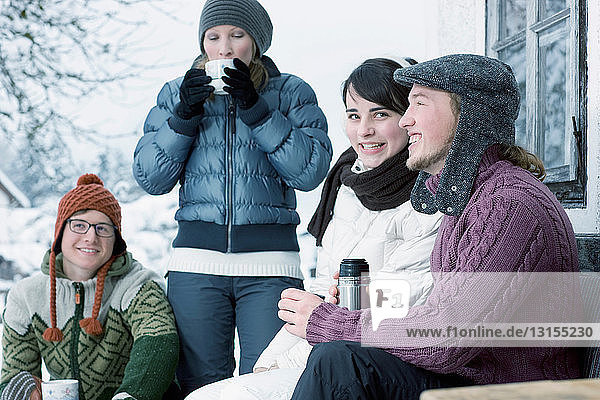 Eine Gruppe junger Leute trinkt warmen Tee