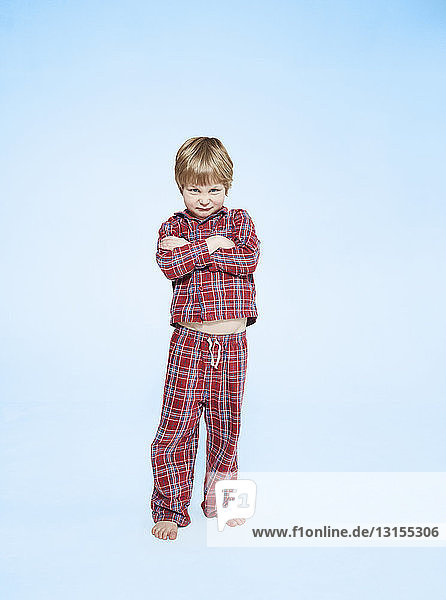 Junge im Pyjama schmollt