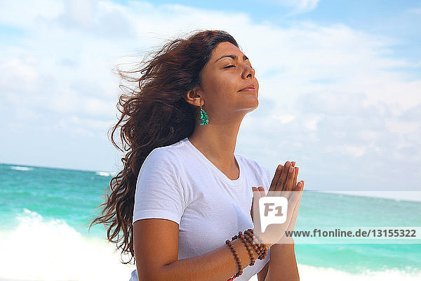 Frau meditiert am Strand  Paradise Island  Nassau  Bahamas
