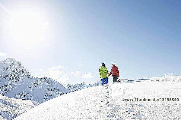 Pärchen beim Spaziergang im Schnee  Kuhtai  Österreich