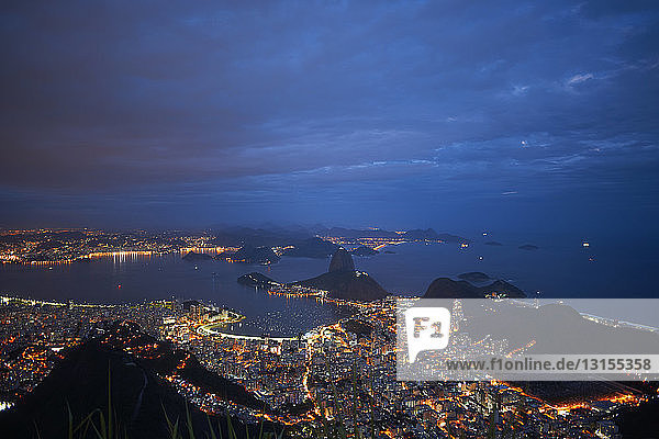 Zuckerhut und Hafen bei Nacht  Rio De Janeiro  Brasilien