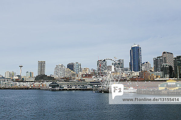 Stadtbild von Seattle vom Puget Sound  Bundesstaat Washington  USA
