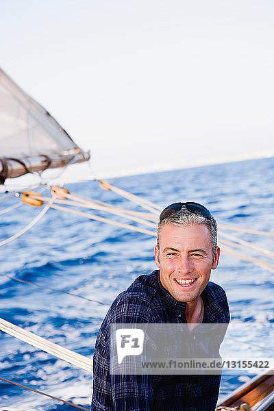 Mann auf einem Segelboot lächelnd