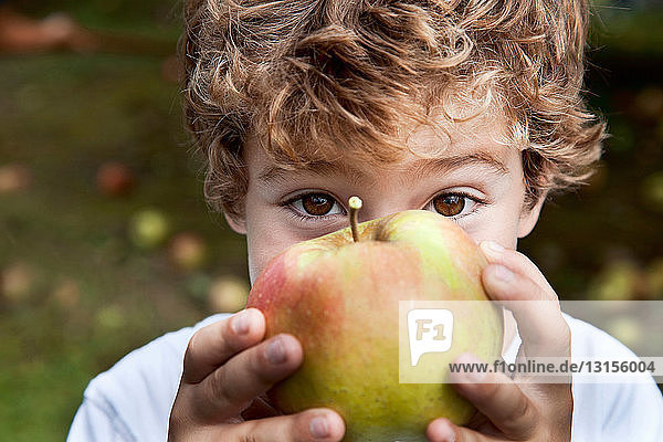 Nahaufnahme eines Jungen mit Apfel