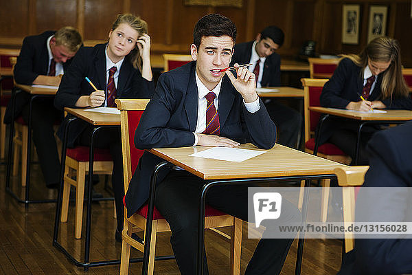 Gruppe von Schülern im Teenageralter bei einer Prüfung