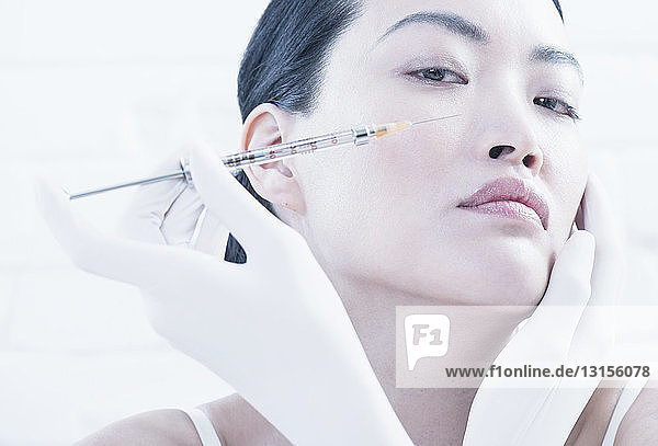 Frau mit Botox-Injektion im Gesicht