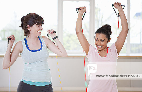 Frauen dehnen sich im Fitnessstudio