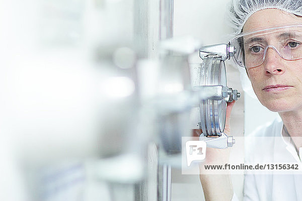 Wissenschaftlerin bei der Arbeit im Labor