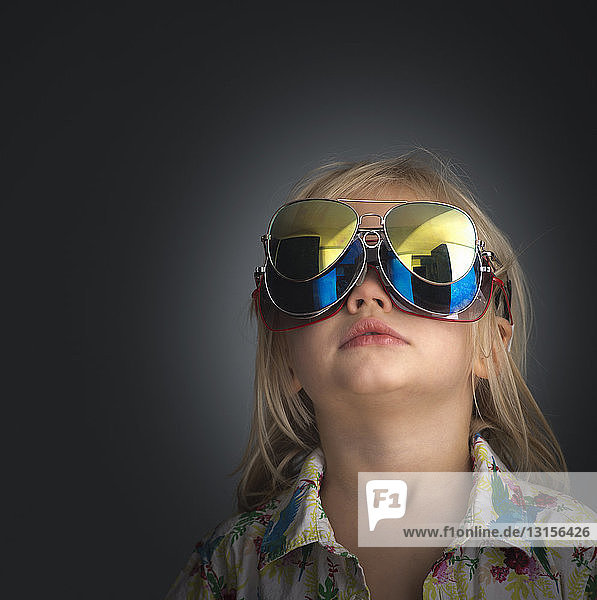 Porträt eines kleinen Jungen mit 3 Sonnenbrillen