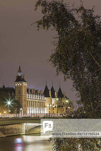 Blick auf das Musee de la Conciergerie und die Pont au change bei Nacht  Paris  Frankreich
