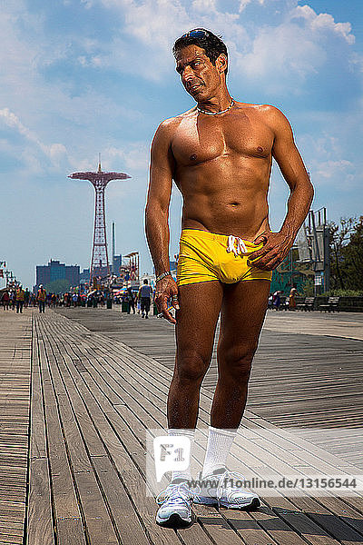 Porträt eines Mannes in gelber Badehose  Brooklyn  New York  USA