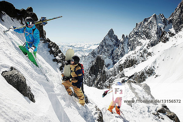 Gruppe von Skifahrern  die einen steilen Berg besteigen