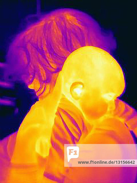 Wärmebild eines drei Monate alten Babys und seiner Mutter