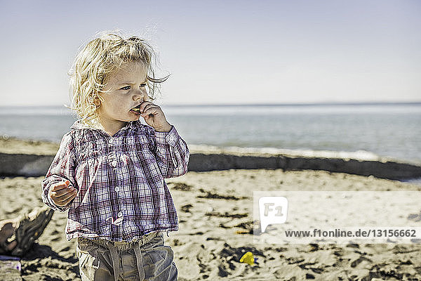 Kleines Mädchen am Strand  Port Townsend  Washington  USA